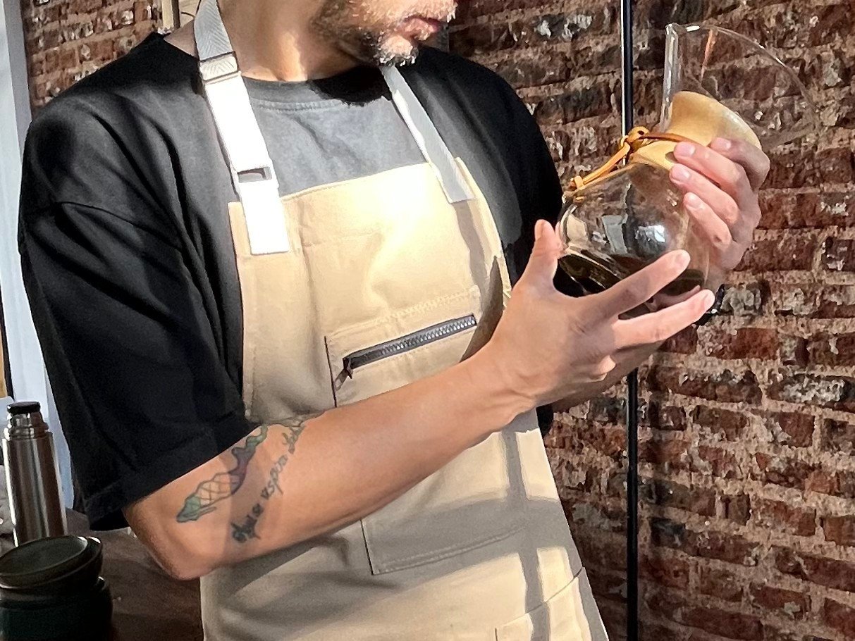 Camarero con uniforme de trabajo completo incluyendo camisa y delantal gastronómico — SOBA Argentina