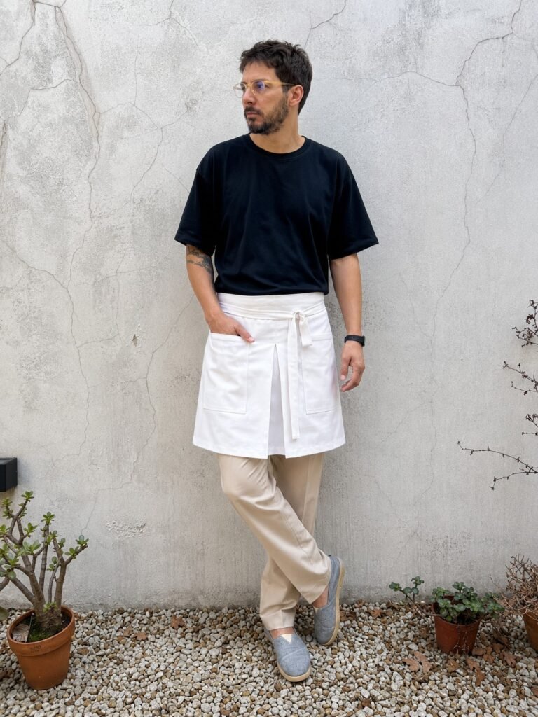 Faldón gastronómico con tablón en color blanco de Gabardina Grafa 70 — SOBA Argentina